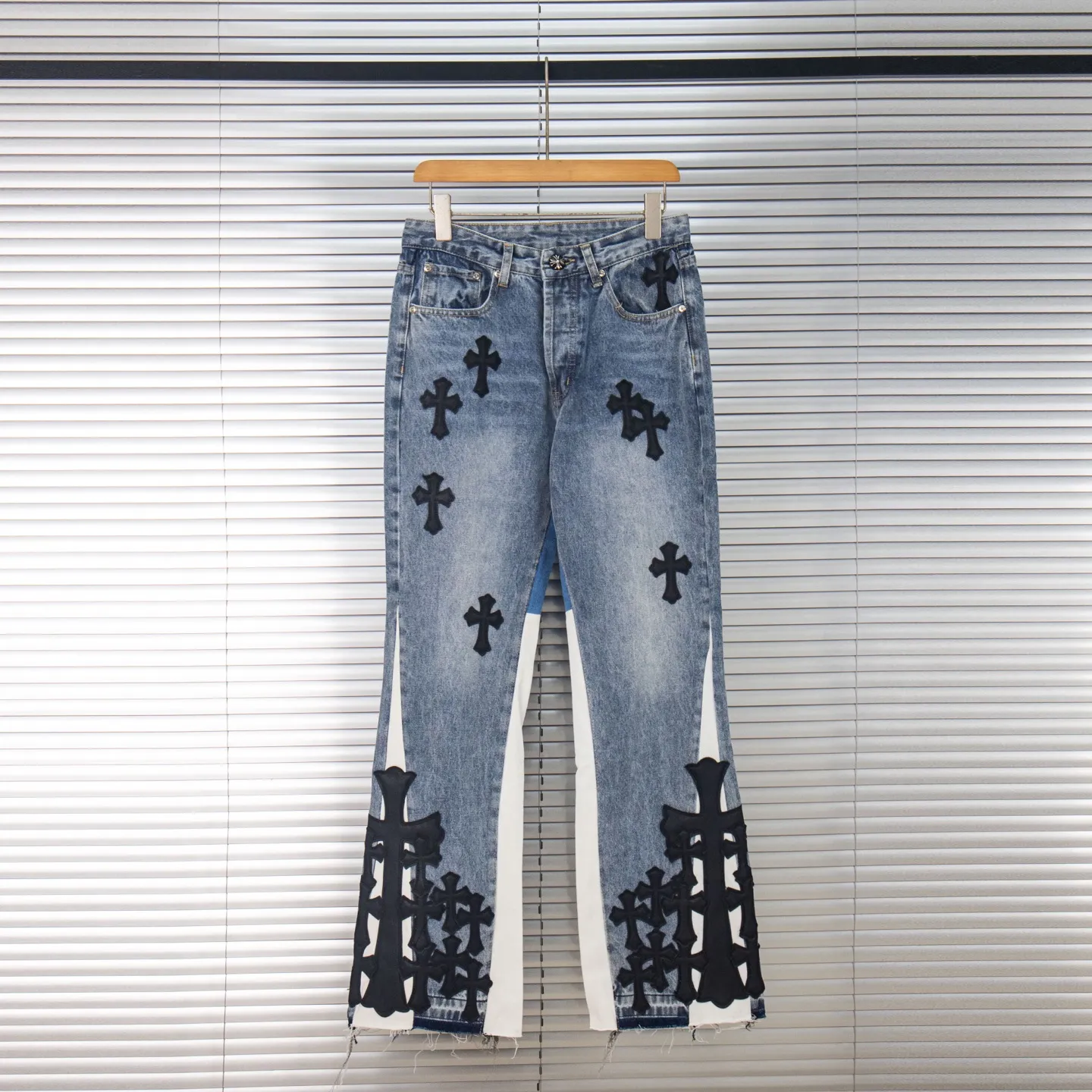 P270 Chrome Hearts Gallery 2025 new limited edition black large cross flared jeans are a hot item this season and are sought after by countless celebrities and fashionistas. The neat details of the cutting process add color to the playful fashion! The neat and meticulous design, and the well-fitting structure is unique. The upper body not only has outstanding recognition, but also looks younger and younger. A style with the ultimate wearing meaning and performance, gorgeous color matching, and the craftsmanship of this style is also extremely extraordinary. After the finished product is washed, it is disassembled and hand-made with sheepskin cross leather and then spliced ​​together to complete. The whole piece has too many craftsmanship to describe. It is decorated with patchwork cross flowers and high-waisted washed jeans! ! Absolutely high-end luxury product, a god-level single product, a super popular product, made by top heavy industry, a magic weapon that cannot be missed to hit the streets. Style number: 1845 Size: 28 30 32 34 36 Color: blue